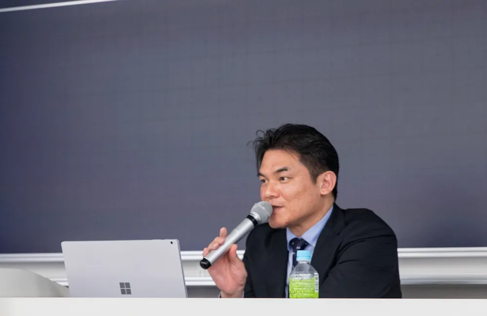 東洋大学の講義で、マイクを手に話す原 純一